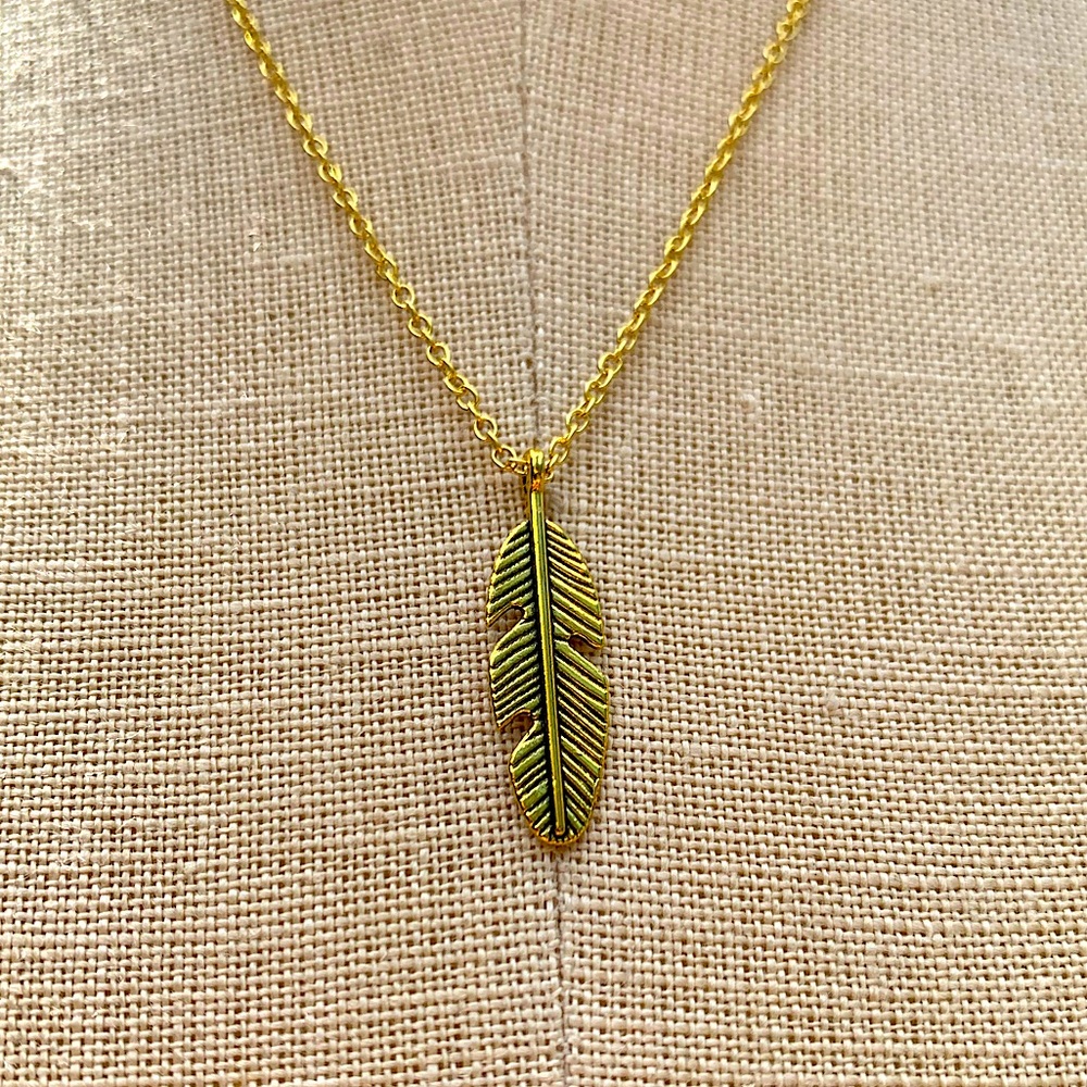 NWT Sterling Silver Plated Chain & Alloy Feather Charm Necklace